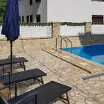 3 Bedroom Stunning In * Брибир