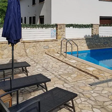 3 Bedroom Stunning In * Брибир